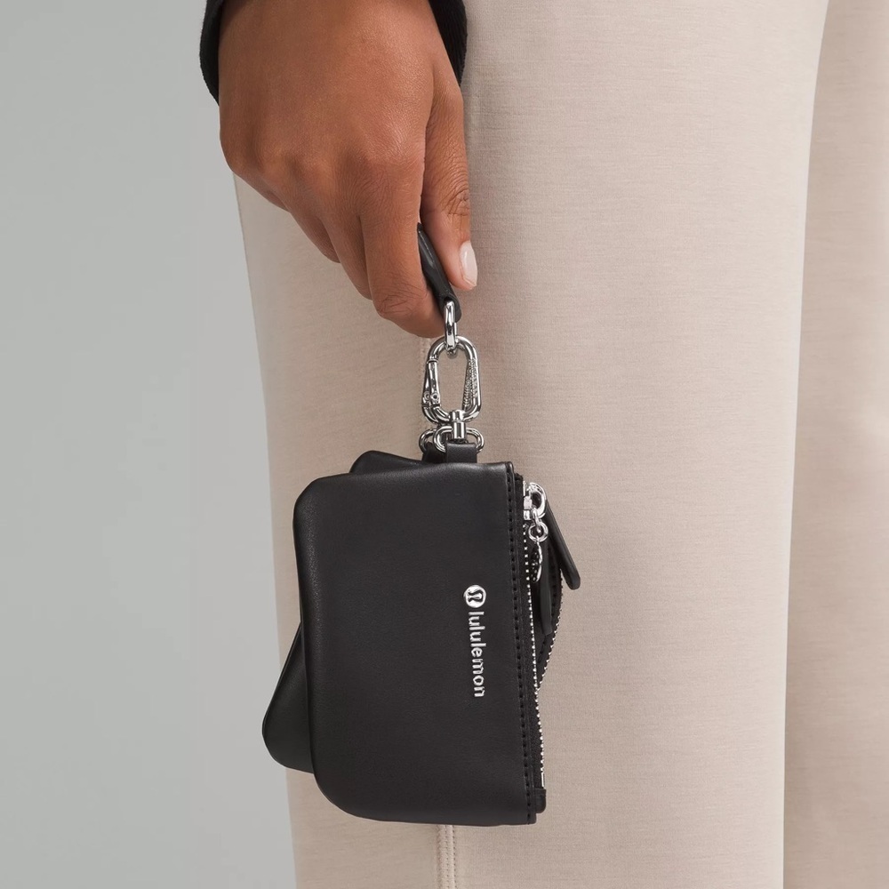 23🆕🌵 Lululemon Dual Pouch Wristlet Cactus Leather Alternative - Black Silver